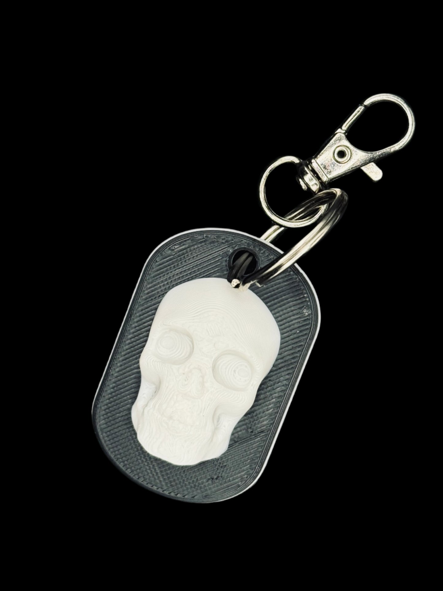 3D Skull Dog Tag Keychain – Black & White Luggage Tag for Keys, Bags, or EDC