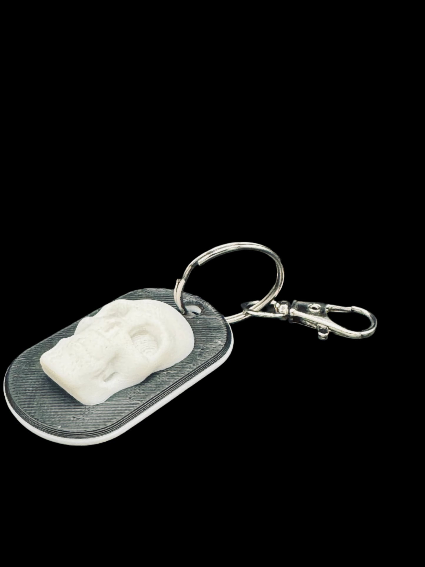 3D Skull Dog Tag Keychain – Black & White Luggage Tag for Keys, Bags, or EDC